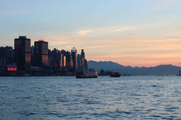 Vacker utsikt över byggnaderna vid havet tas i Hongkong — Stockfoto