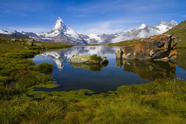 Een Adembenemend Landschap Van Witte Besneeuwde Bergen Reflecterend Het Meer — Stockfoto