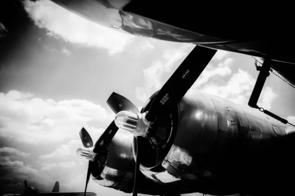 Uçağın Pervanelerinin Kalkışa Hazırlandığı Gri Ölçekli Yakın Çekim — Stok fotoğraf