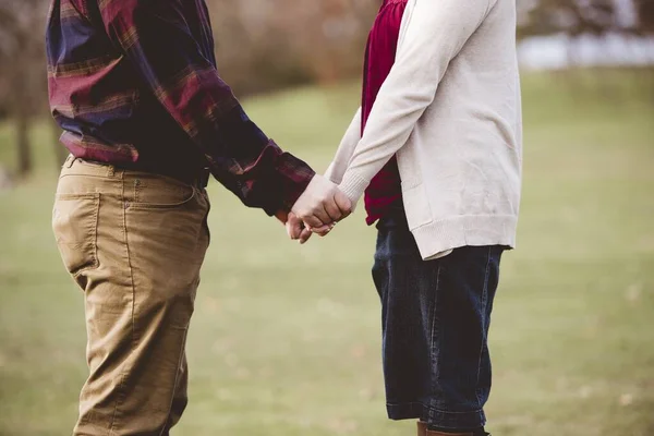 Hermosa foto de una pareja cogida de la mano con un fondo borroso —  Fotos de Stock