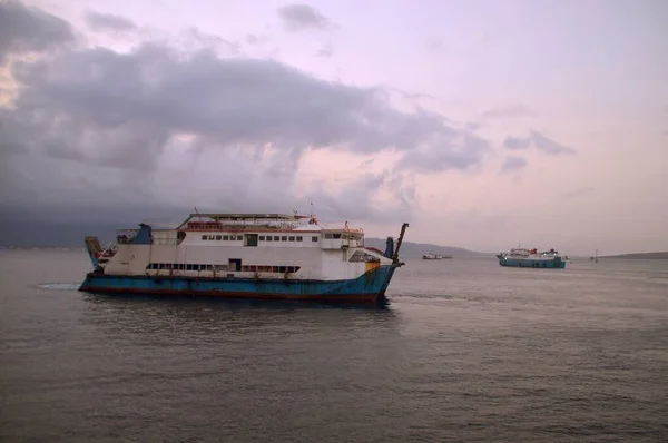 Barcos de vela en el mar y un cielo nublado — Foto de Stock