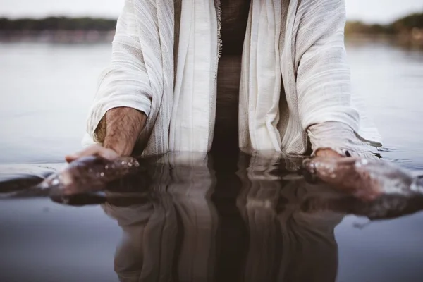 Gros plan d'un homme portant une robe biblique avec ses mains recueillant de l'eau — Photo
