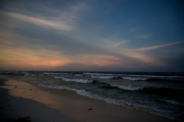 Захватывающий Снимок Восхода Солнца Океане Спокойными Волнами Движущимися Берегу — стоковое фото