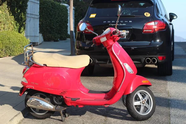 Motocicleta roja y un Porsche negro al fondo —  Fotos de Stock