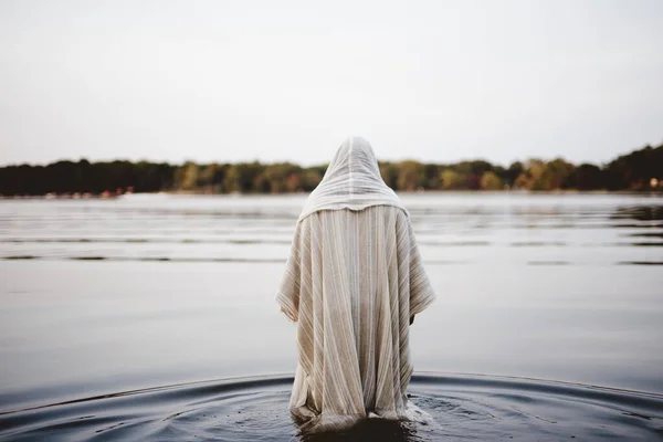 聖書の衣を着て水の中を歩いている者。 — ストック写真