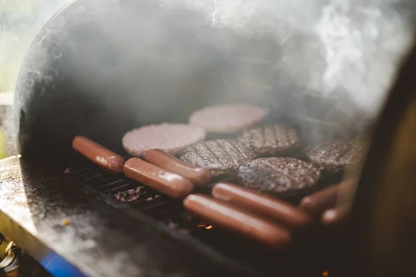 Zbliżenie Strzał Hamburgery Wołowe Grillu Pobliżu Hot Dogów — Zdjęcie stockowe