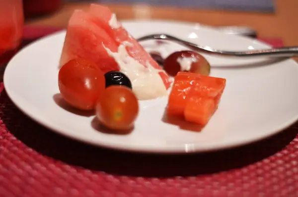 Tiro de close-up de uma chapa de frutos com alguma nata — Fotografia de Stock