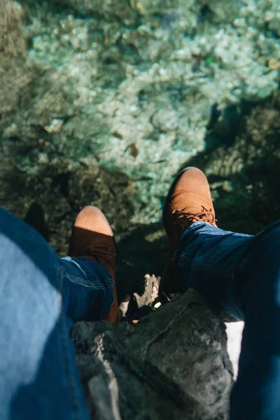 Een Verticaal Shot Van Een Persoon Die Lederen Schoenen Jeans — Stockfoto