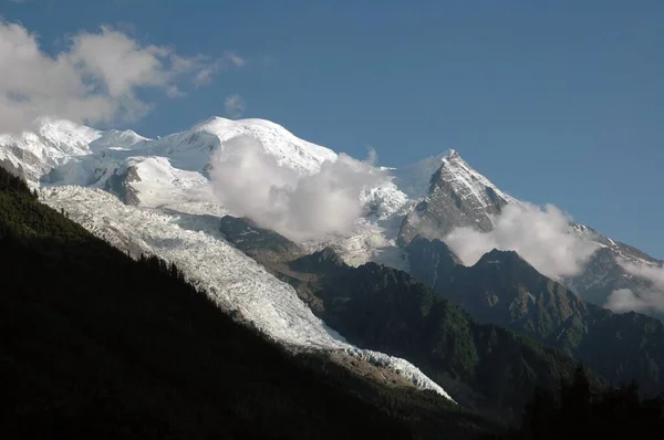 Prachtige Jungle Sneeuw Bedekte Bergtop Onder Wolken Lucht — Stockfoto