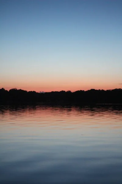 Vertikal bild av en vacker sjö vid skymningen tas i Minnesota — Stockfoto