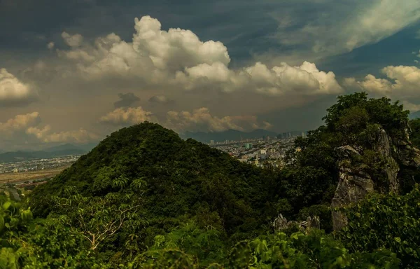 Hermoso Paisaje Montañas Verdes Con Paisaje Urbano Cielo Nublado Impresionante —  Fotos de Stock