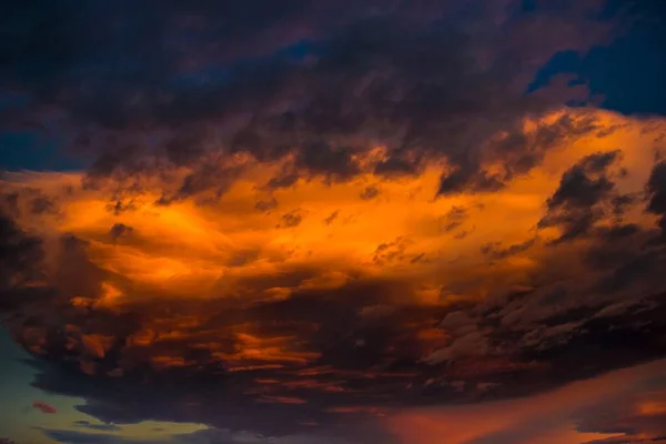 Lélegzetelállító felvétel az égről, ahogy úgy néz ki, mint tűz ég a kandallóban egy hideg téli estén. — Stock Fotó