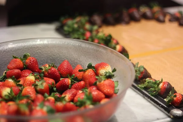 라스베이거스에서 잡힌 딸기 한 그릇을 클로즈업하는 장면 — 스톡 사진
