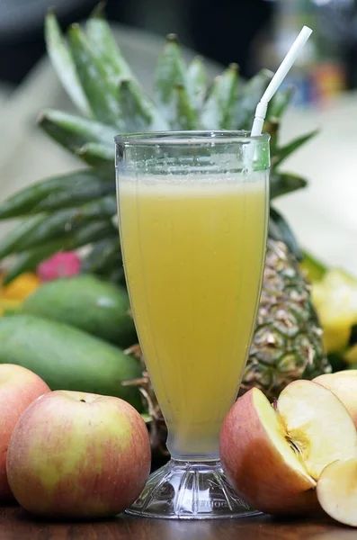Vertical shot of a glass of an apple juice — Stock fotografie