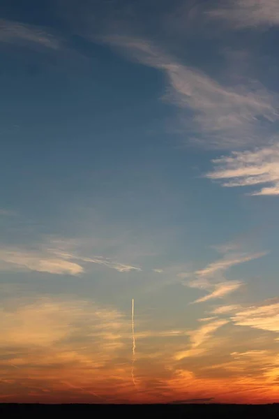 Tiro vertical de um céu colorido ao pôr do sol — Fotografia de Stock