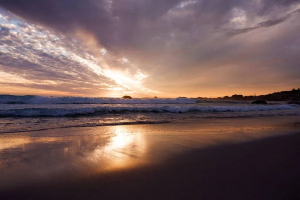 Una Impresionante Toma Hermosa Puesta Sol Reflejada Mar Con Olas — Foto de Stock