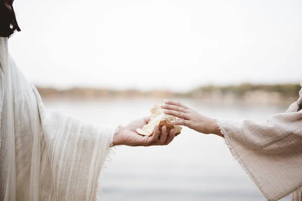 Біблійна сцена - Ісус Христос дарує хліб жінці з розмитим фоном. — стокове фото