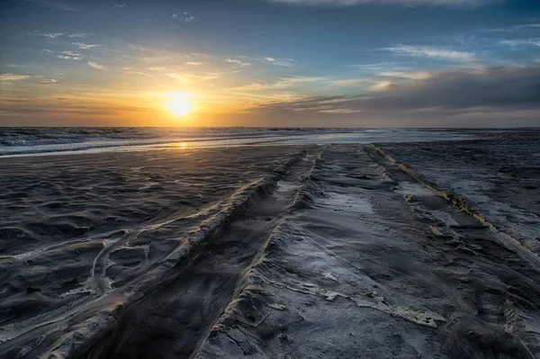 Bela paisagem do pôr do sol de tirar o fôlego refletida no mar - ótimo para um fundo fresco — Fotografia de Stock