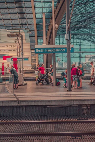 Κάθετη βολή του σιδηροδρομικού σταθμού Hauptbahnhof του Βερολίνου με επιβάτες στην αποβάθρα — Φωτογραφία Αρχείου