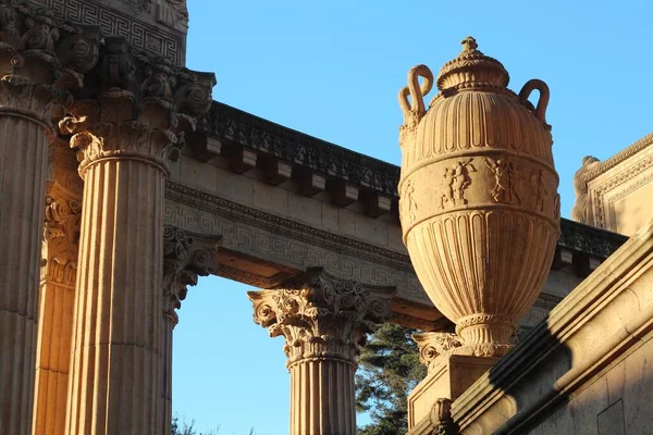 Magníficas estatuas y columnas de un antiguo edificio —  Fotos de Stock