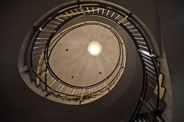 上楼梯和天花板的低角度镜头 — 图库照片