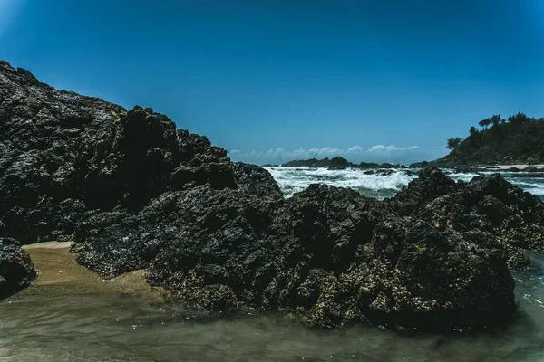 Ondas Oceano Atingindo Grandes Rochas Costa — Fotografia de Stock