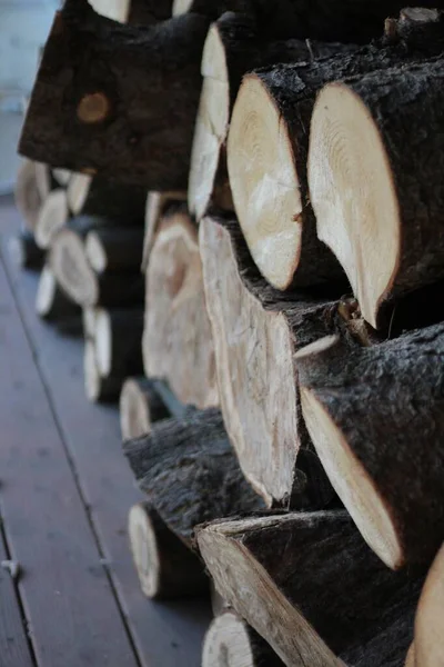 Tiro de close-up vertical de algumas madeiras cortadas — Fotografia de Stock