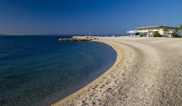 Прекрасний знімок спокійного пляжу з місцем для сидіння і захоплення красою океану — стокове фото