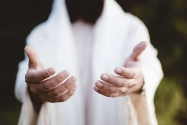 Encerramento tiro de Jesus Cristo alcançando com um fundo borrado — Fotografia de Stock