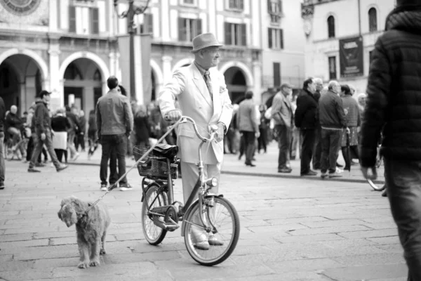Brescia Ιταλία Feb 2019 Άνθρωποι Γύρω Από Δρόμο Της Πόλης — Φωτογραφία Αρχείου