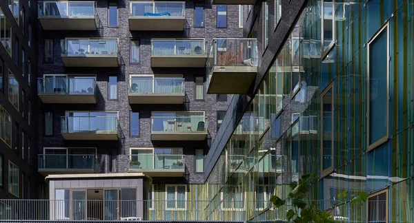 Aufnahme eines Mehrfamilienhauses mit Glasbalkonen in gershwinlaan zuidas, amsterdam — Stockfoto
