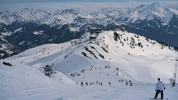 Wysoki kąt ujęcia ludzi snowboarding na górze pokryte śniegiem — Zdjęcie stockowe