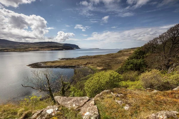 Piękny słoneczny dzień nad brzegiem jeziora w Mull, Hebrydy Wewnętrzne, Szkocja, Uk — Zdjęcie stockowe