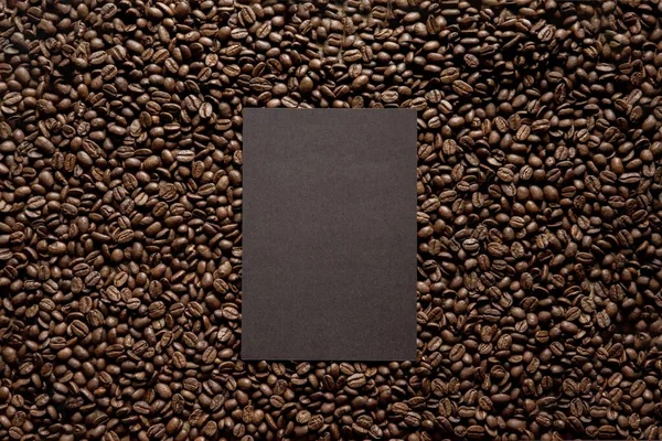 Fotografia aérea de um retângulo preto sobre grãos de café ótimo para escrever um texto — Fotografia de Stock