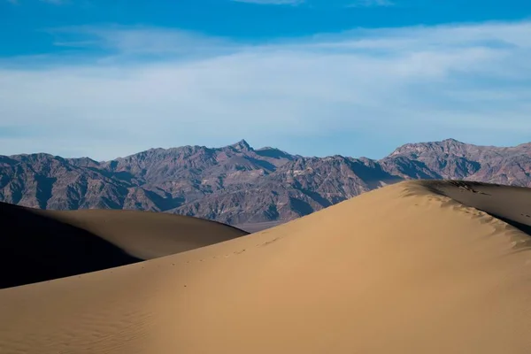 Escena del desierto de colinas arenosas con el sol brillante de la tarde en el fondo — Foto de Stock