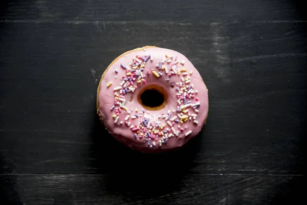 Een Overhead Close Shot Van Een Roze Donut Met Glitters — Stockfoto