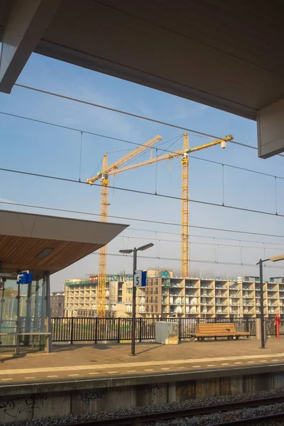 Fotografía vertical de una estación de tren al aire libre en el sudeste de Ámsterdam — Foto de Stock