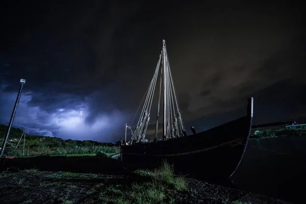 Boot am See sevan in einer stürmischen Nacht — Stockfoto