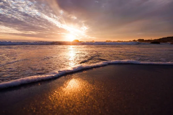 Hisnande Bild Den Vackra Solnedgången Reflekteras Havet Med Vågor Vidrör — Stockfoto