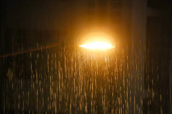Farola bajo la fuerte lluvia —  Fotos de Stock