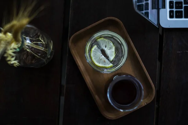 用一杯柠檬水和咖啡拍摄的盘子的高角镜头 — 图库照片