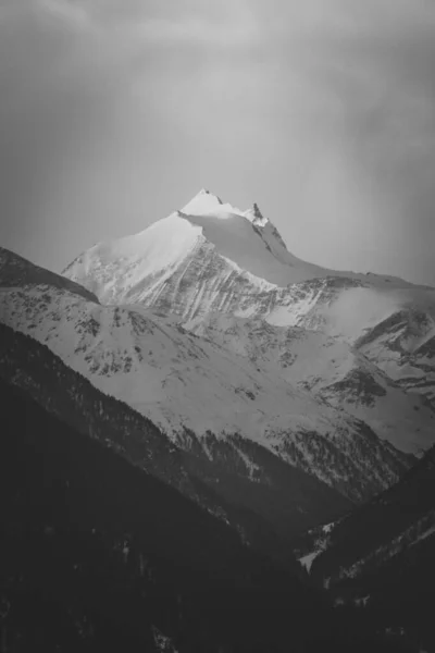 Cliché Vertical Niveaux Gris Des Montagnes Enneigées Sous Ciel Clair — Photo