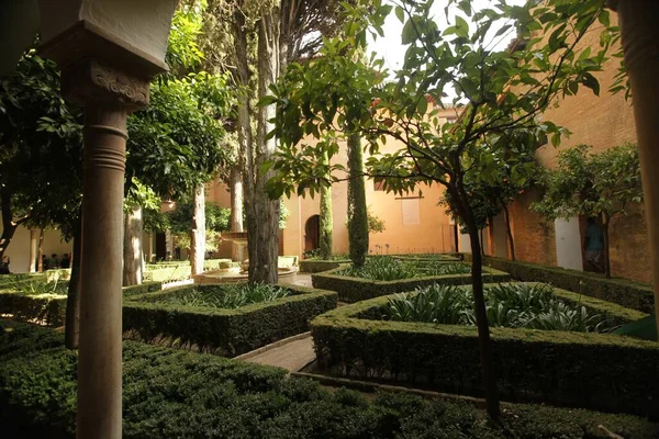 Vacker trädgård egendom av en gammal fästning i Spanien, Granada, Alhambra — Stockfoto