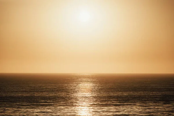 Schöner Sonnenuntergang über dem Ozean — Stockfoto