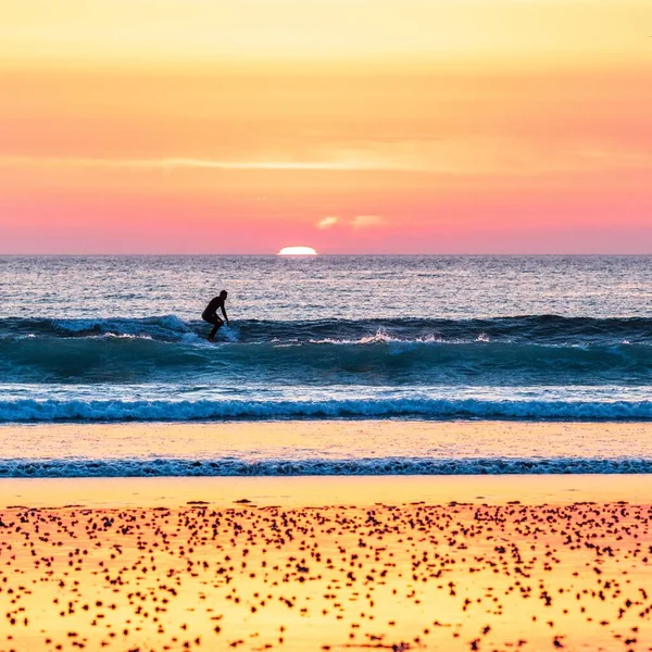 Surfista solitario sulla spiaggia di Vazon, Guernsey — Foto Stock