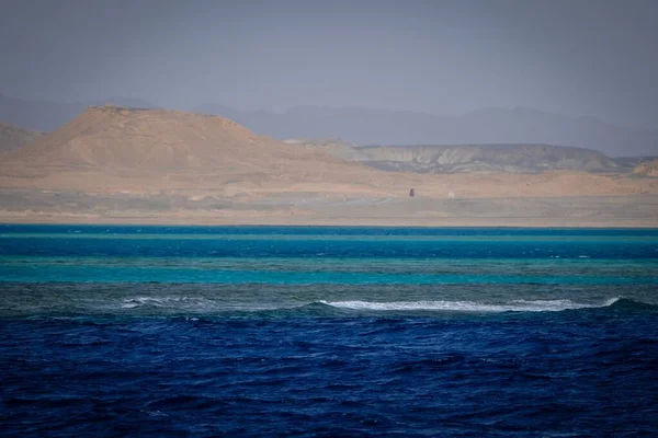 Hermoso mar azul tranquilo junto a la playa — Foto de Stock