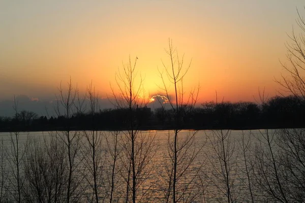 Hermoso atardecer sobre un lago — Foto de Stock