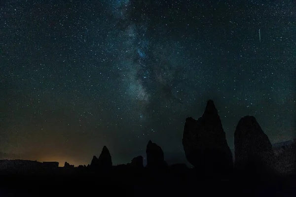 星でいっぱいの夜空の下の美しい石 — ストック写真