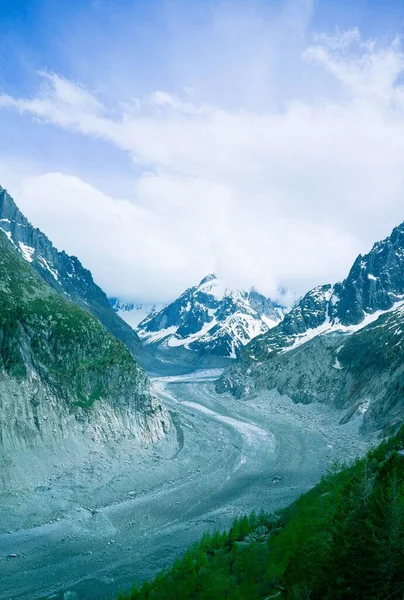 一条蜿蜒曲折的道路的纵断面，后面是覆盖着冰雪的小山 — 图库照片
