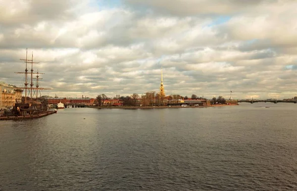 Neva floden och de vackra byggnaderna i St Peterburg under den molniga himlen — Stockfoto